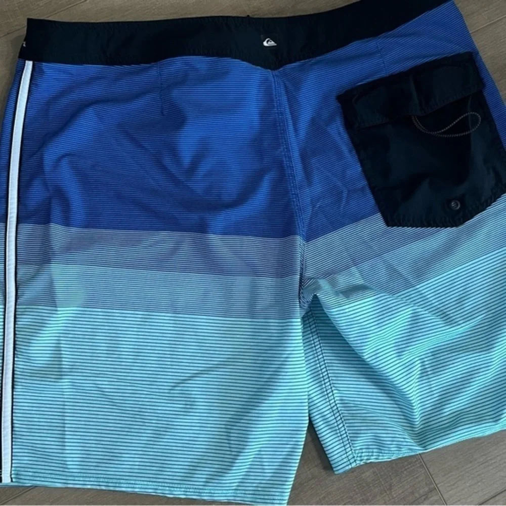 Quiksilver‎ Men Sz 38 Board Shorts Surf Swim Trunks Green & Blue Striped 38x8.5”